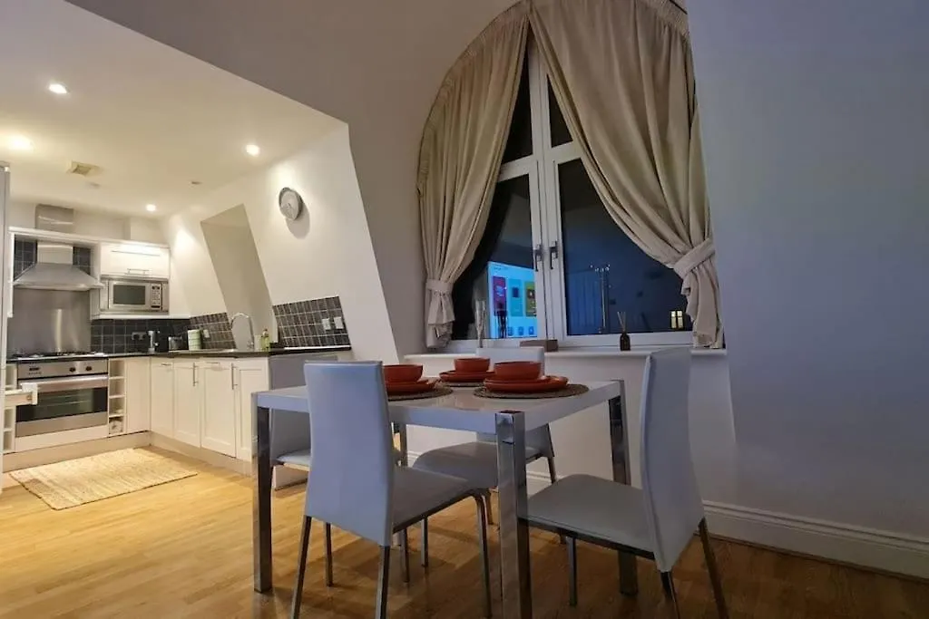 London Bridge 2B2B Rooftop View Apartment 0*,  United Kingdom